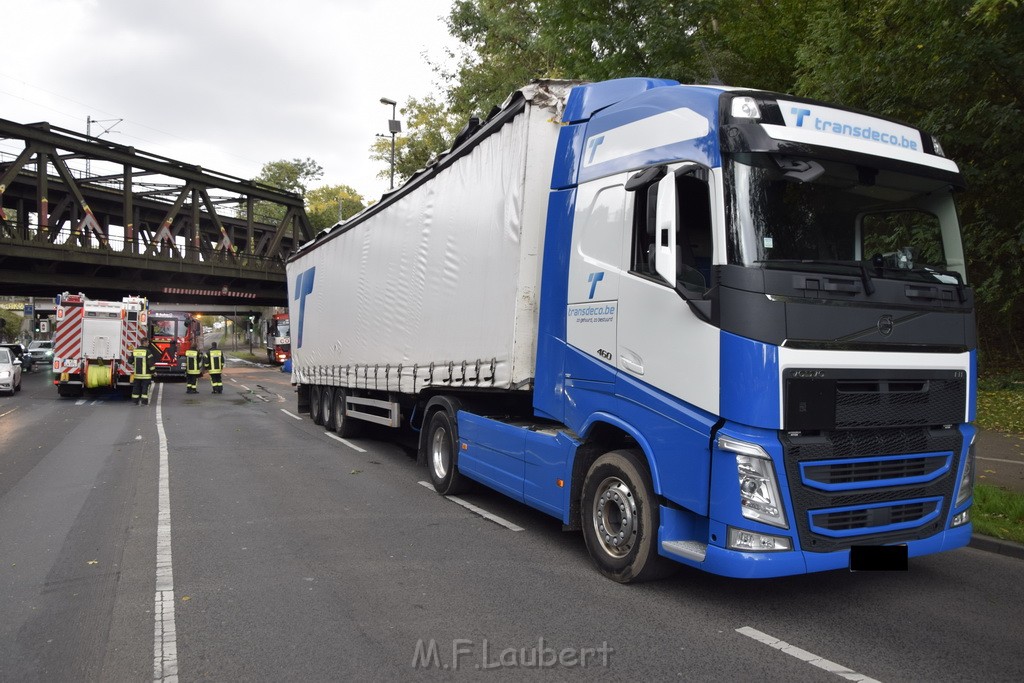 LKW blieb unter Bruecke haengen Koeln Ehrenfeld Innere Kanalstr Hornstr P453.JPG - Miklos Laubert